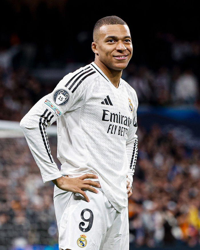 76人队记：庄神右膝扭伤，本场比赛不会回归（76人记者：庄神右膝扭伤，本场不再出战）