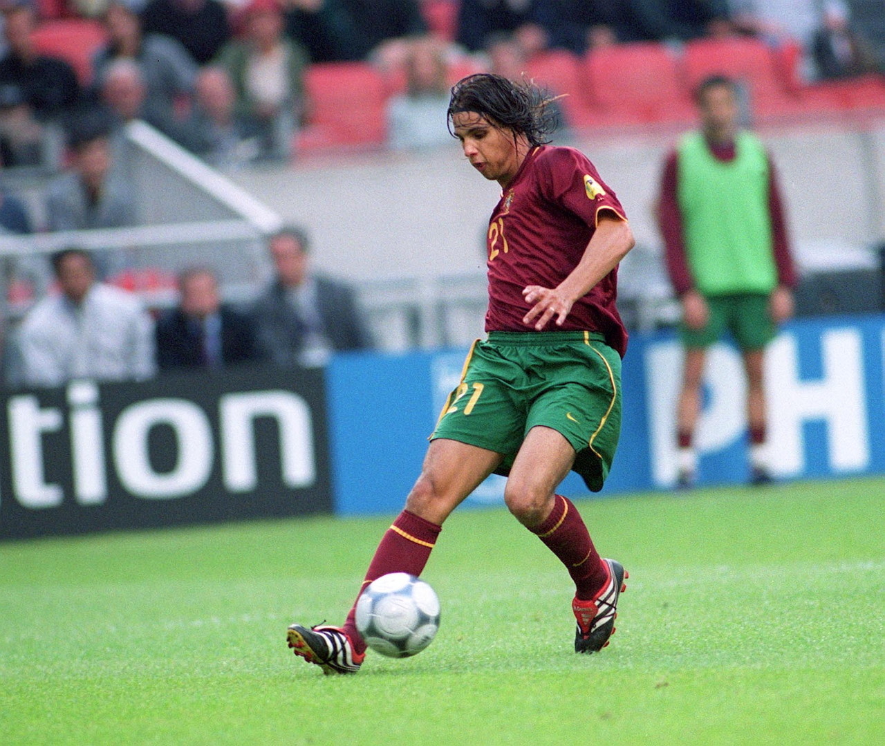 德媒：由于手指受伤，诺伊尔近两场都佩戴特制的四指手套参赛（德媒：手指受伤，诺伊尔已连续两场戴特制四指手套出战）