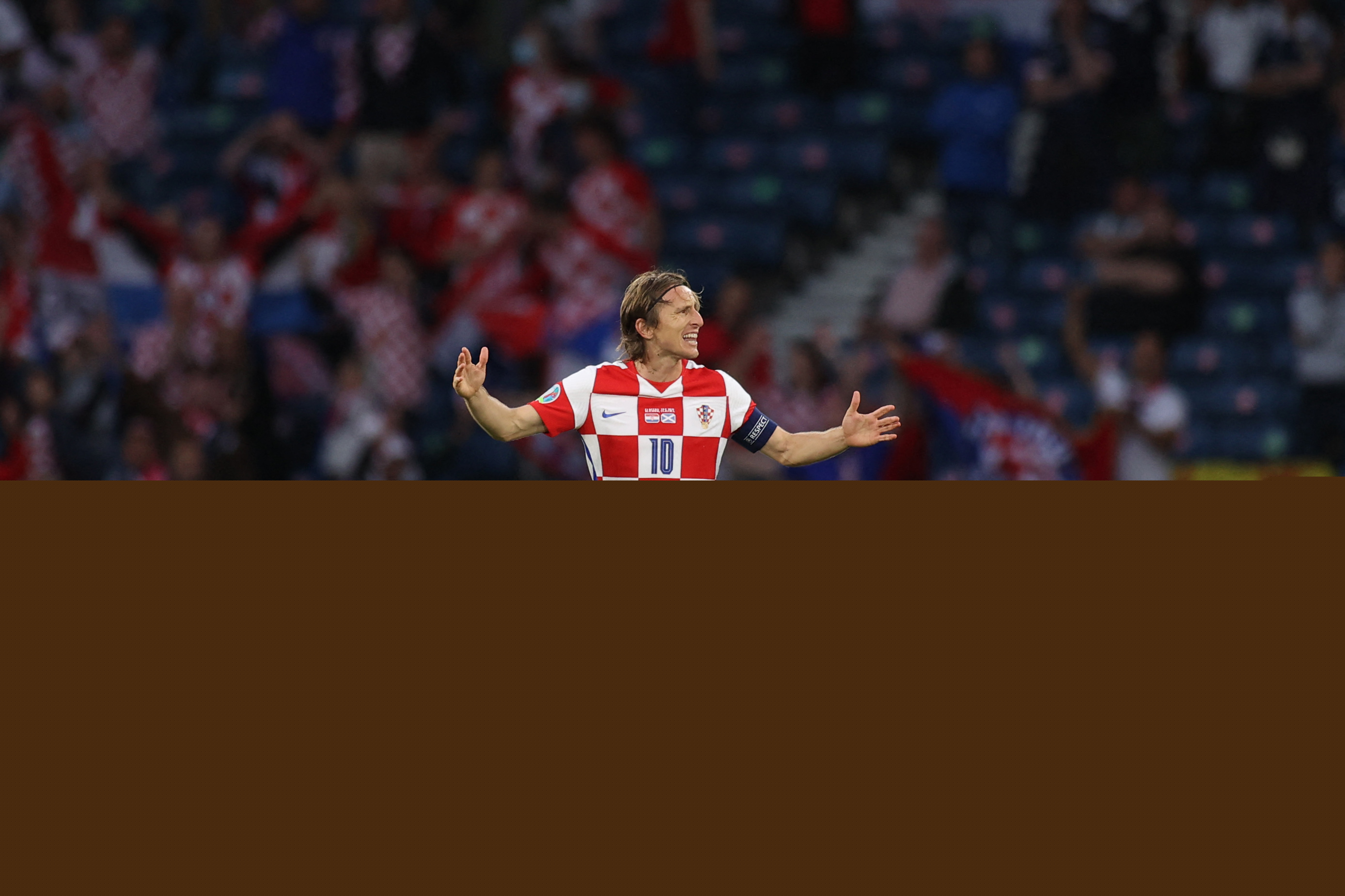 梅西荣膺美职联年度MVP，成北美体坛连续获奖伟大球员（梅西加冕美职联年度MVP，成为北美体坛连夺大奖的传奇球员）