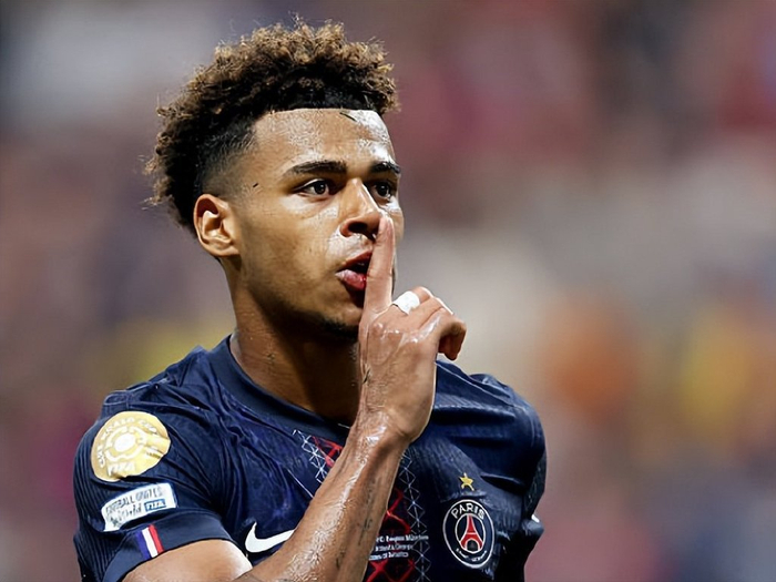 曼联主场迎战西汉姆联，两队均形势不佳，曼联有望取胜。（曼联坐镇老特拉福德迎战西汉姆，双方状态低迷，红魔更被看好取三分。）