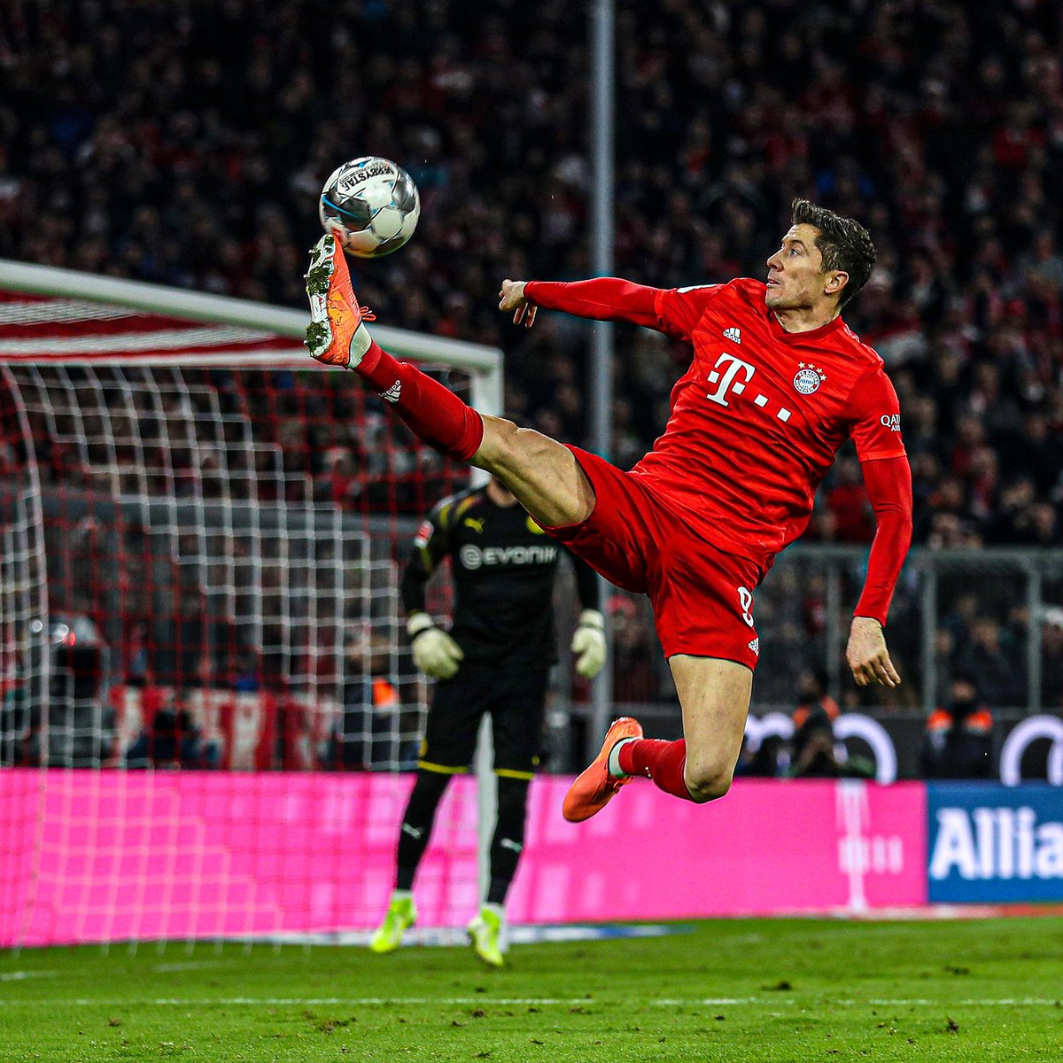 皇马在国家德比后失利，阿隆索面临下课危机，巴萨趁机领跑，西甲争冠形势严峻。（国家德比失利令皇马受挫，阿隆索帅位告急，巴萨乘势领跑，西甲争冠风云突变）