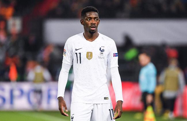 门将扑出点球，全场掌声雷动（门将神勇扑点，全场掌声如潮）